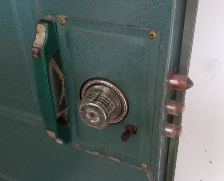 老式防盗门十字锁换锁芯,怎么去掉门上的铆钉